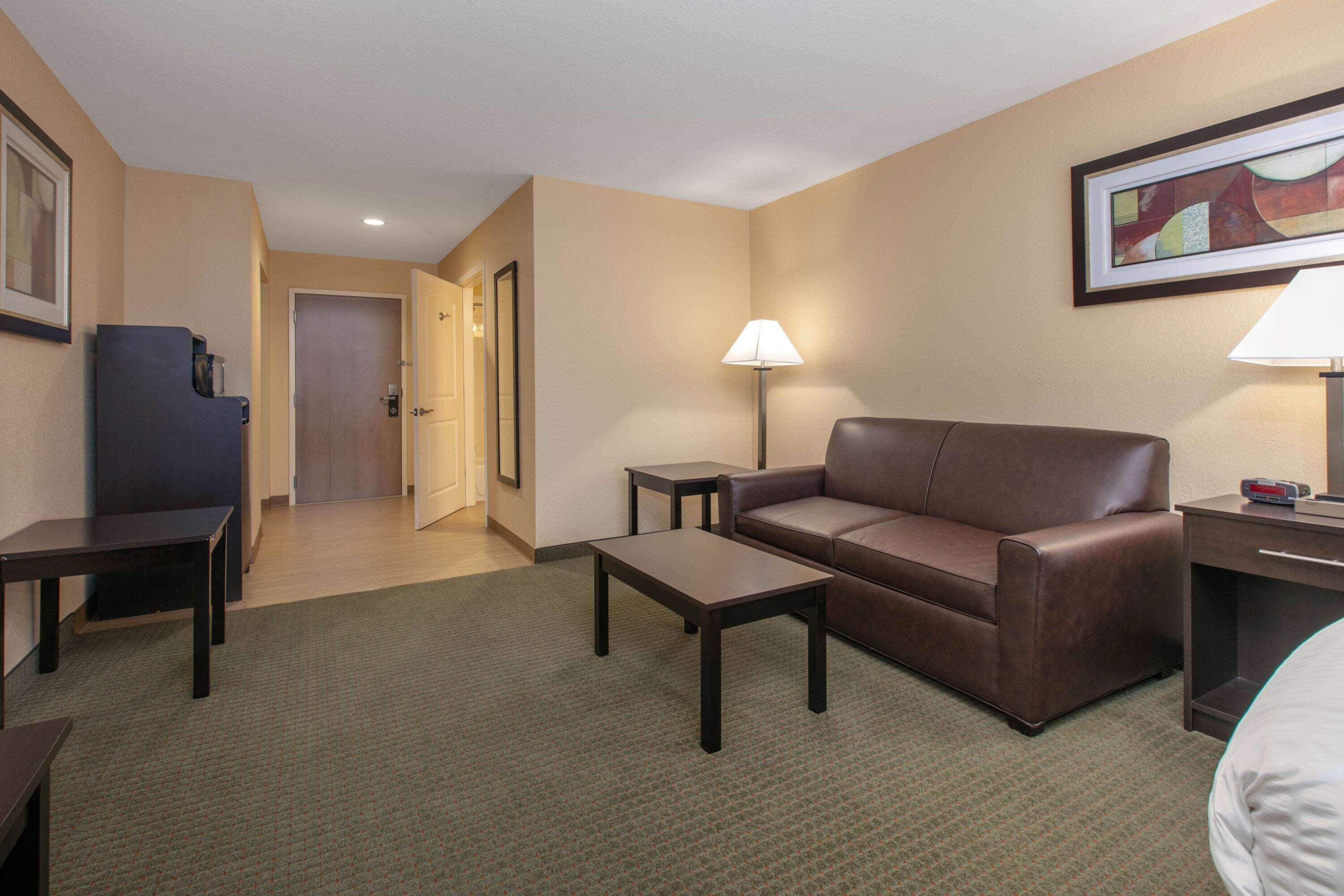 Days Inn & Suites By Wyndham Florence/Jackson Area Buitenkant foto